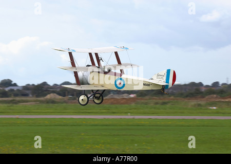 Sopwith Dreidecker vorbereiten WK 1 Anzeige an Shoreham Airshow, West Sussex, UK zu starten Stockfoto