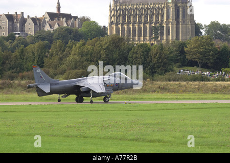 Harrier GR7 auf Start- und Landebahn am Shoreham Airshow, West Sussex, England, UK. Lancing College ist im Hintergrund. Stockfoto