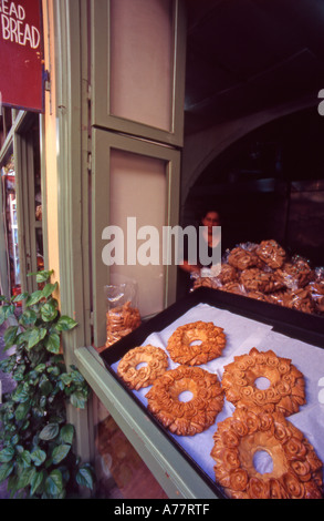 Dekorative Hochzeit Brot gebacken in Form von Blumen Kränze auf dem Display in einer Bäckerei Rethymnon Old Town Western Kreta Griechenland Stockfoto