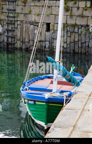 Ein Vintage Boot vertäut am historischen 17. Jahrhundert Portsoy Hafen im Nordosten Schottlands. Stockfoto