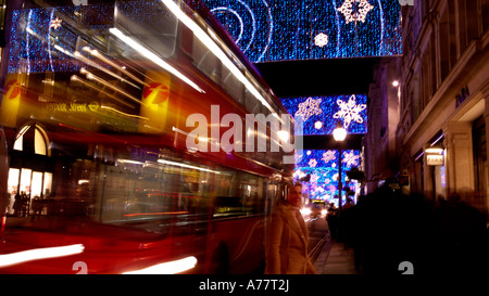 Weihnachtsschmuck an der Ecke zwischen Regent Street und der Piccadilly Circus in London Stockfoto