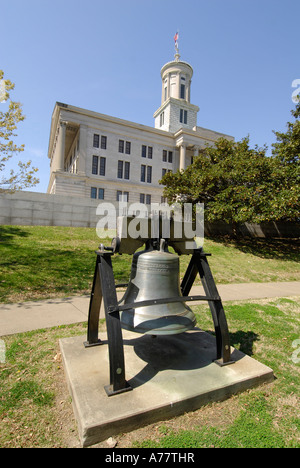 Nachbildung der Freiheitsglocke am State Capitol und umliegenden Statuen und Denkmäler Nashville Tennessee TN Stockfoto