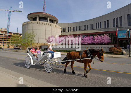 Gezeichnet Reitertour vor der Country Music Hall Of Fame und Museum Nashville Tennessee TN Stockfoto