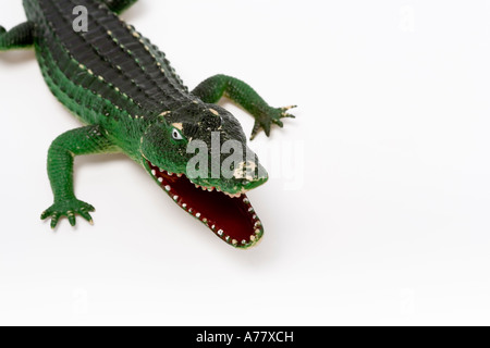 Kautschuk Krokodil Spielzeug mit offenem Mund und verbreiten Vorderbeine auf weißem Hintergrund Stockfoto