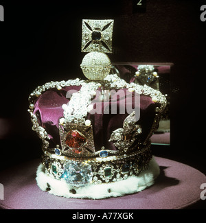 London, The Crown Jewels sind gesperrt entfernt in den Tower of London aufbewahrt. Die Imperial State Crown Stockfoto