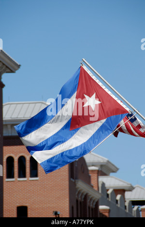 Flagge von Kuba hängt auf dem Platz in Ybor City of Tampa Florida FL Stockfoto