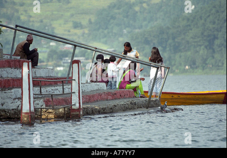 Menschen warten Boote auf Treppe in Varahi Tempel am Phewa-See in Pokhara Stadt Nepal Stockfoto