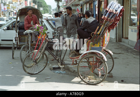 Drei Rädern Fahrradrikschas sind häufig in Thamel Kathmandu-Nepal Stockfoto