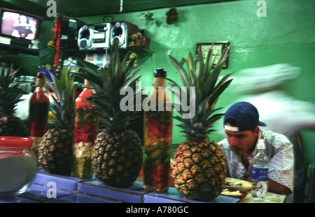 Obst- und Gemüsemarkt Verkäufer in San Jose, Costa Rica, Zentralamerika. Stockfoto