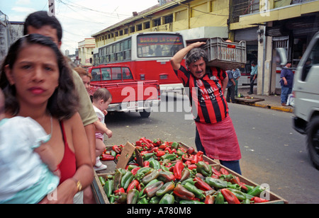 Obst- und Gemüsemarkt Verkäufer in San Jose, Costa Rica, Zentralamerika. Stockfoto