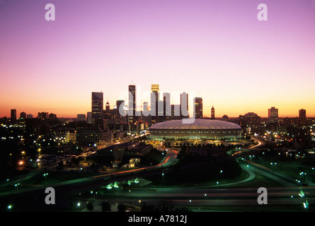 Skyline von Minneapolis, Minnesota und Hubert H. Humphrey Metrodome in der Dämmerung Stockfoto