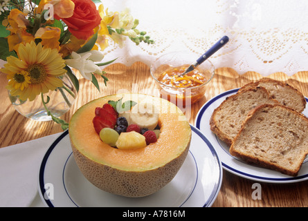 Gesundes Frühstück mit Obst und toast Stockfoto