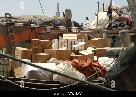 Dhau beladen mit waren Dubai creek Stockfoto