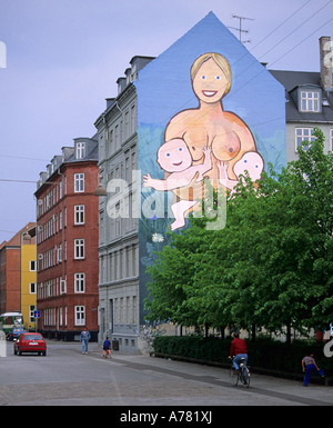 Graffiti über Mutterschaft an der Wand eines Hauses in Norrebro Bereich Copenaghen Dänemark Stockfoto