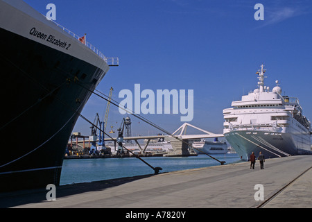 die Kreuzfahrtschiffe Queen Elizabeth 2 und Costa Europa mit Blick in den Hafen von Barcelona-Spanien Stockfoto