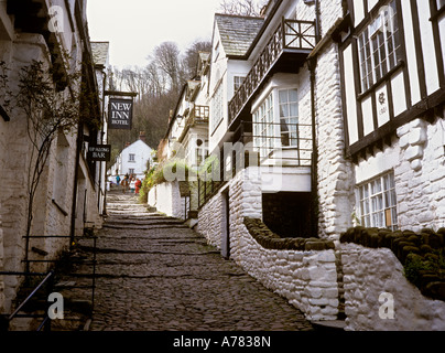 UK Devon Clovelly New Inn auf steilen gepflasterten Hauptstraße Stockfoto