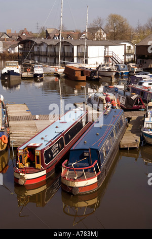 UK Cheshire Vale Royal Northwich Floatel und Werft am Ufer des River Weaver Stockfoto