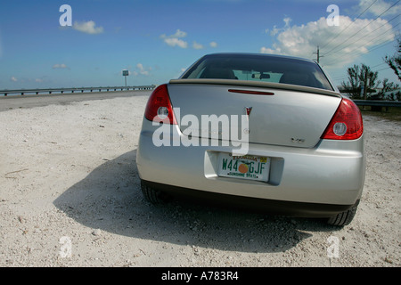 Auto Stop Weg, blauer Himmel genießen Strand unglaubliche Aussicht unendlich endlos Wasser Straße große Wasser Amerika Amerika Strandkleider Stockfoto