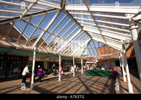 UK Cheshire Northwich Vale Royal The Arcade überdachte Fußgängerzone Fußgängerzone Stockfoto