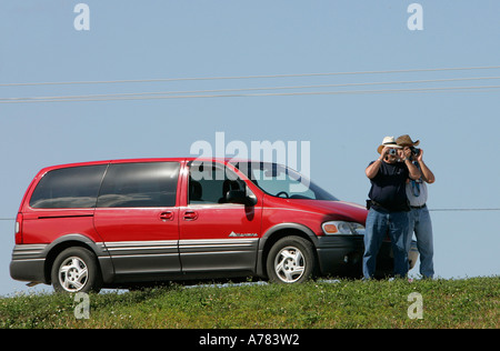 Zwei Erwachsene Mann Männer nehmen Bild Strand unglaubliche Aussicht unendlich endlos Wasser Straße große Wasser Amerika Amerika Strand genießen Stockfoto