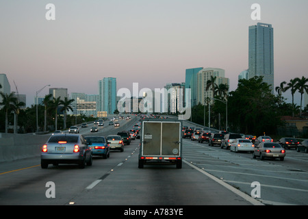 Miami Downtown Abenddämmerung Straße Autobahn Autobahn Süd Sunshine State Florida USA moderne Bürogebäude Fenster Glas Stadtzentrum Stockfoto