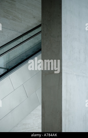 Architekturdetail, Betonwand und Rolltreppe Stockfoto