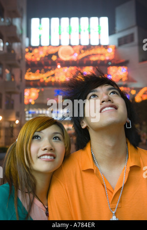 Teenager-paar nachschlagen, Lichter im Hintergrund Stockfoto