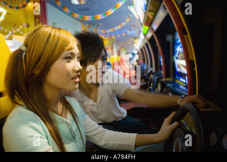 Teenager-Paar spielen in der Spielhalle Stockfoto