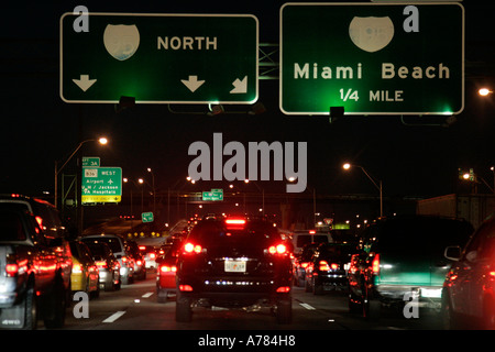 Miami Downtown Nacht Dämmerung Straße Autobahn Autobahn Süd Sunshine State Florida USA moderne Bürogebäude Windows Glasstadt center ich Stockfoto