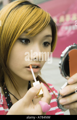 Teenager-Mädchen Anwendung Lipgloss Stockfoto