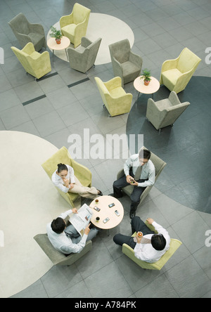 Führungskräfte in der Lobby sitzen Stockfoto