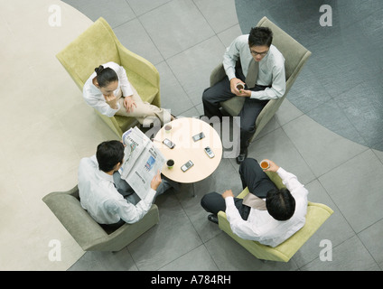 Führungskräfte, die sitzen in Lobby, anzeigen direkt von oben Stockfoto
