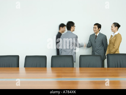 Geschäftsleute Händeschütteln im Konferenzraum Stockfoto