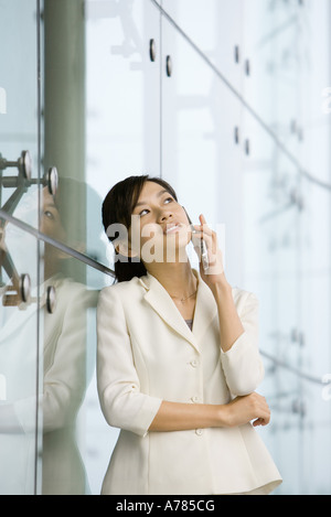 Junge Geschäftsfrau mit Handy Stockfoto