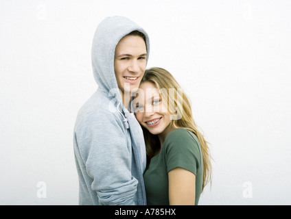 Junges Paar, Frau schiefen Kopf auf Schulter des Mannes Stockfoto