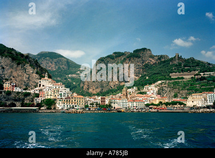 Die mittelalterliche Stadt Republik Amalfi aus dem Meer gesehen Stockfoto