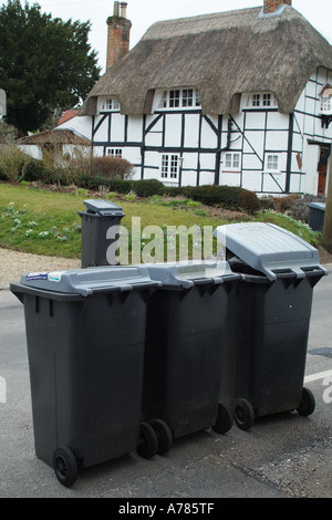 Wheelie-Behälter erwarten entleeren in attraktiven englischen Dorf Stockfoto