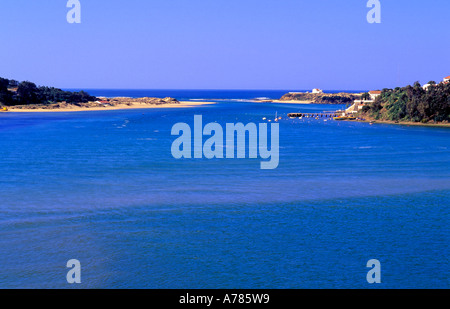 Mündung des Flusses Mira Vila Nova de Milfontes Alentejo Parque Natural da Costa Vicentina e Sudoeste Alentejano Portugal Stockfoto