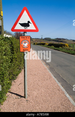 dh STRASSENSCHILD UK Warnung rotes Dreieck Duck Straßenschild und Hinweis zum Beobachtungsbereich der Nachbarschaft