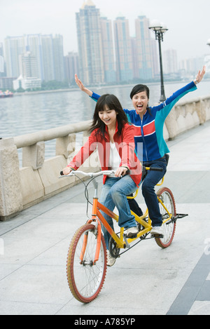 Zwei Freunde mit Tandem Fahrrad Stockfoto