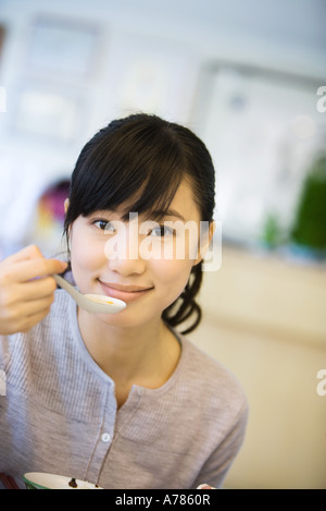 Junge Frau Suppe essen Stockfoto