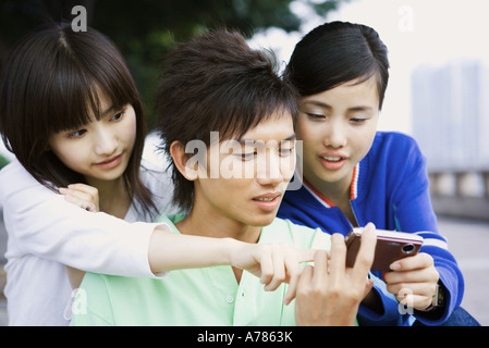 Drei Freunde, Blick in die digitale Kamera Stockfoto