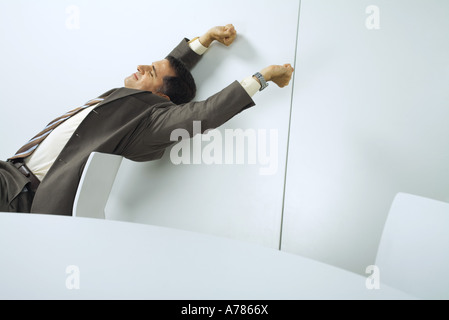 Geschäftsmann, stretching, Augen geschlossen Stockfoto