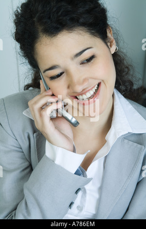 Geschäftsfrau mit Handy, Porträt Stockfoto