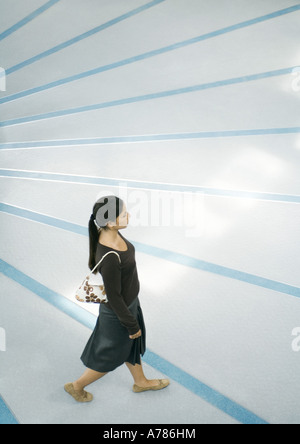 Frau zu Fuß, Ganzkörperansicht, erhöhte Ansicht Stockfoto