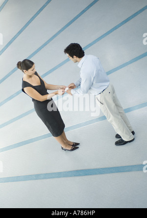 Frau und Mann, die Austausch von Visitenkarten, in voller Länge, hoher Winkel anzeigen Stockfoto