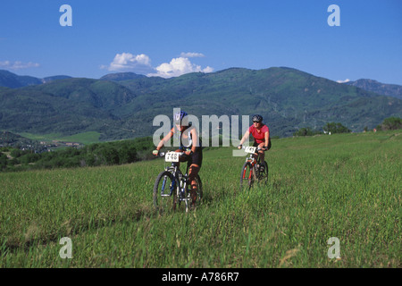 Mountain Bike Racer Reiten in Orton Wiese Howelsen Hügel, Steamboat Springs, Colorado, USA. Stockfoto