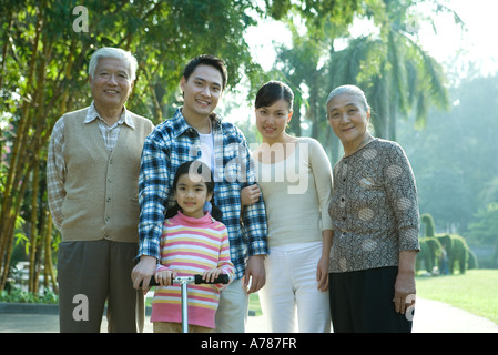 Drei-Generationen-Familie im Park, Porträt Stockfoto