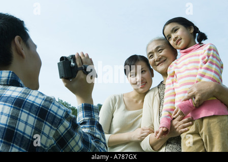 Menschen nehmen Foto von drei Generationen von Frauen Stockfoto