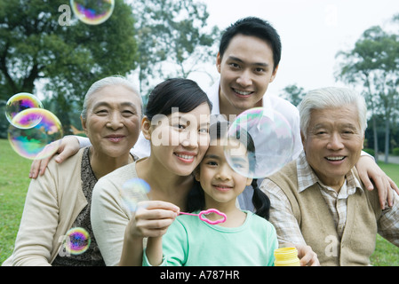 Drei-Generationen-Familie im Park, Seifenblasen, Porträt Stockfoto